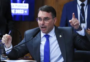 Flávio Bolsonaro acusa Moraes de ‘perseguição’ e diz que ministro