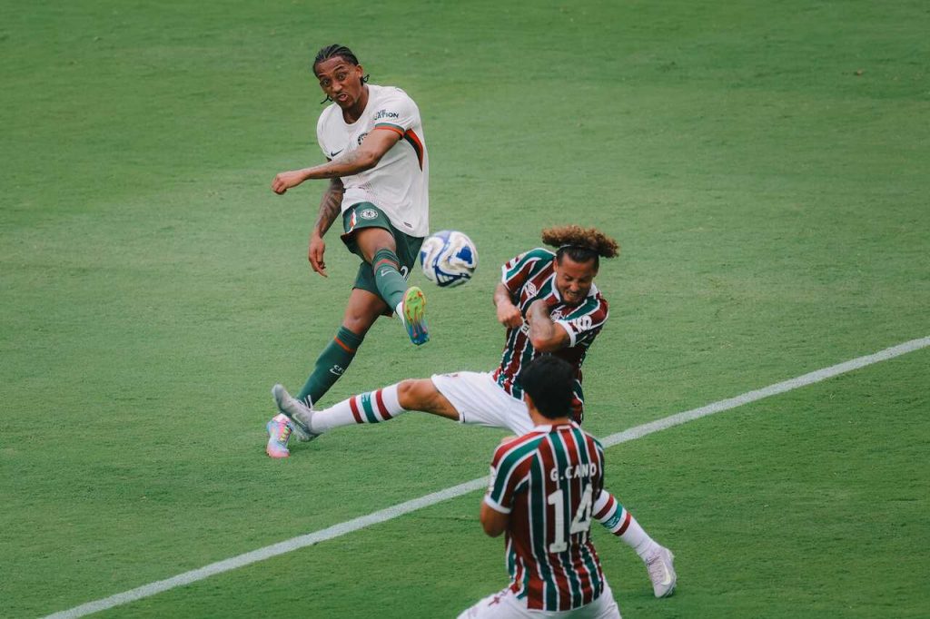 Fluminense leva castigo da lei do ex e cai para