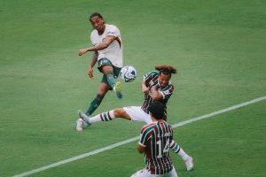 Fluminense leva castigo da lei do ex e cai para