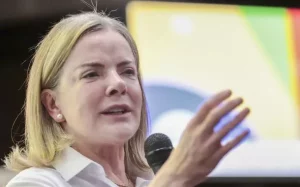 Gleisi reage a apoio de Trump a Bolsonaro e afirma
