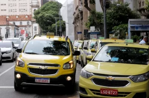 Governo Lula isenta taxistas de taxa de verificação de taxímetro,