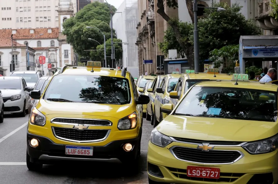 Governo Lula isenta taxistas de taxa de verificação de taxímetro,