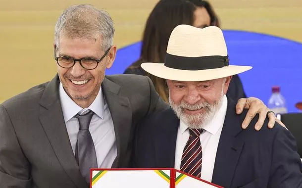 Governo Lula prepara novo slogan e aposta em discurso contra