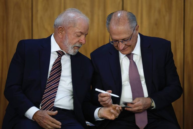 Governo Lula tenta excluir alimentos e aeronaves da sobretaxa de