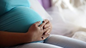 Gravidez na adolescência atinge níveis alarmantes em municípios brasileiros, revela