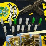 Homem com arma e grande quantidade de munições é preso