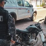 Homens em moto adulterada são presos após fuga