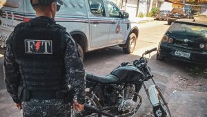 Homens em moto adulterada são presos após fuga