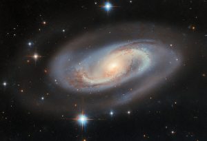 Hubble descobre galáxia com buraco negro 174 milhões de vezes