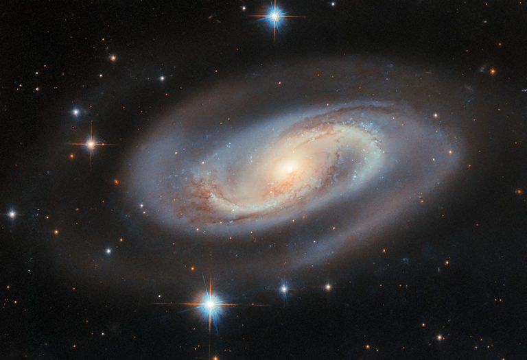 Hubble descobre galáxia com buraco negro 174 milhões de vezes