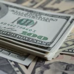 Ibovespa bate novo recorde e dólar tem menor valor em