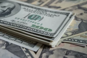 Ibovespa bate novo recorde e dólar tem menor valor em