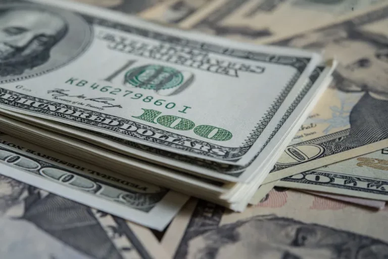 Ibovespa bate novo recorde e dólar tem menor valor em