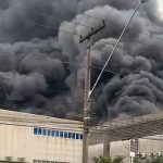 Incêndio atinge galpões comerciais em Barueri, na Grande São Paulo