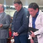 Jair Bolsonaro chora durante culto ao lado de Michelle e