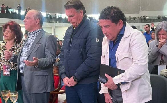 Jair Bolsonaro chora durante culto ao lado de Michelle e