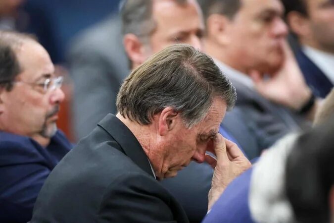 Jair Bolsonaro é diagnosticado com inflamação no esôfago e diversos
