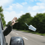 Jogar lixo para fora do carro ocasiona multa? Entenda mais