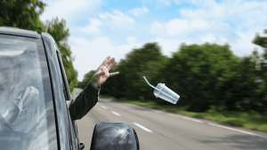 Jogar lixo para fora do carro ocasiona multa? Entenda mais