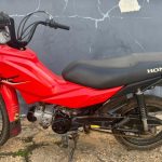 Jovem sem CNH é autuado após ser flagrado empinando moto