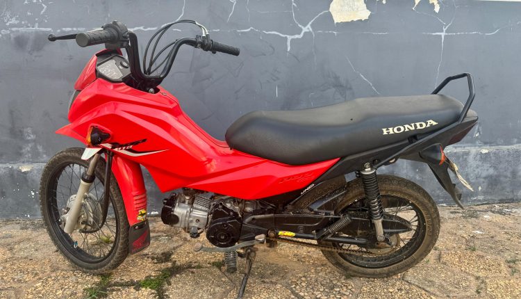 Jovem sem CNH é autuado após ser flagrado empinando moto