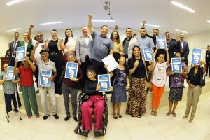 Judiciário entrega títulos de propriedade a moradores de 11 bairros