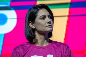 Justiça determina remoção de vídeos em que Michelle Bolsonaro é