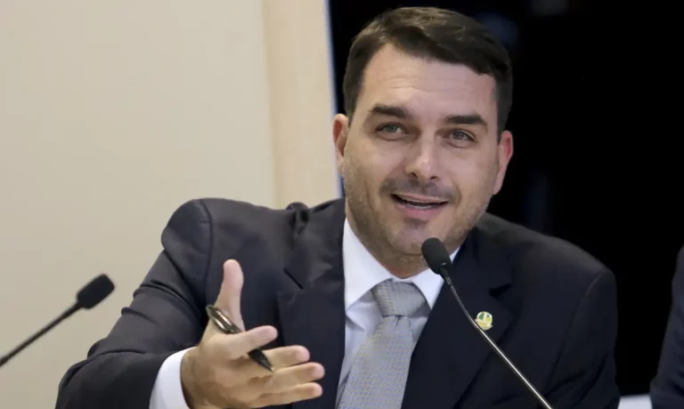 Justiça valida empréstimo do BRB a Flávio Bolsonaro para compra