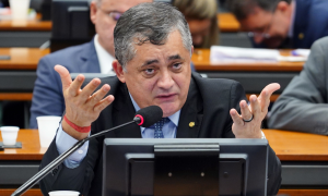 Líder do governo Lula é internado em São Paulo e