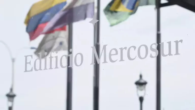 Lula chega à Argentina para assumir presidência do Mercosul; bloco