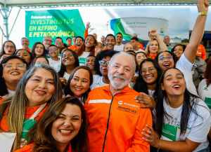 Lula cobra fiscalização e denuncia abusos nos preços dos combustíveis: