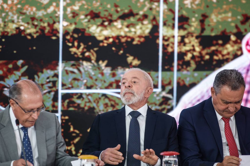 Lula convoca reunião com ministros no Alvorada para definir resposta