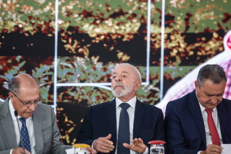 Lula convoca reunião com ministros no Alvorada para definir resposta