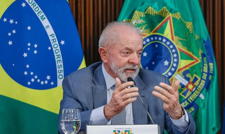Lula convoca reunião de emergência para discutir tarifaço dos EUA