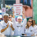 Lula exibe cartaz pedindo taxação dos super-ricos e reforça discurso