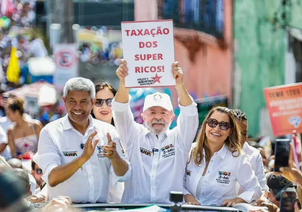 Lula exibe cartaz pedindo taxação dos super-ricos e reforça discurso