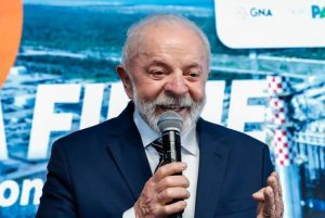 Lula ironiza slogan de Bolsonaro e o acusa de falta