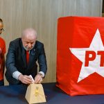 Lula participa de eleição interna para comando do PT e
