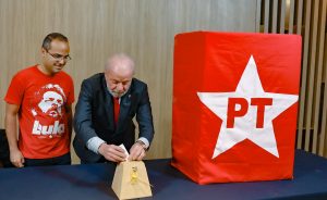 Lula participa de eleição interna para comando do PT e