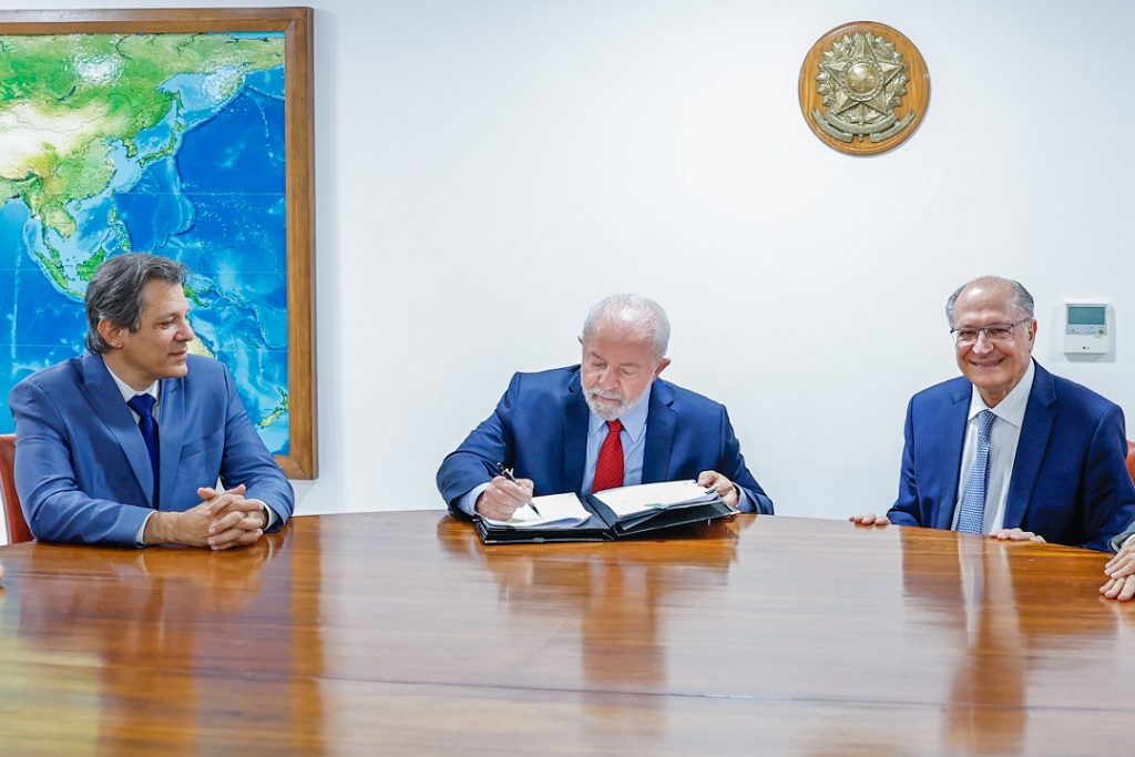 Lula vê politização de tarifas de Trump e prepara resposta