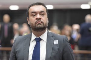 MP aciona Cláudio Castro e cobra do governador explicações por