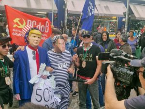 Manifestantes repudiam ameaças contra 25 de Março com sátira a