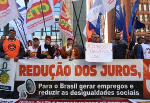 Manutenção da Selic a 15% é 'absurda e sufocante', criticam