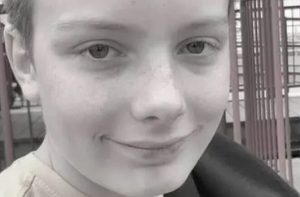 Menino de 12 anos morre após “desafio do apagão” no