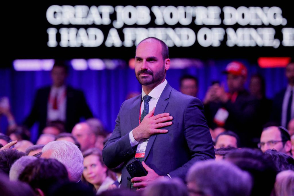 Mesmo ausente e morando nos EUA, Eduardo Bolsonaro deve escapar