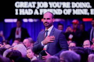 Mesmo ausente e morando nos EUA, Eduardo Bolsonaro deve escapar