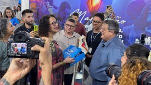 Ministra Luciana Santos visita estande da Fapema na SBPC 2025