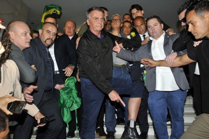Moraes ameaça decretar prisão de Bolsonaro por violar medidas com