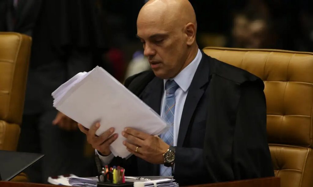 Moraes impõe tornozeleira e restrições a Bolsonaro por risco de
