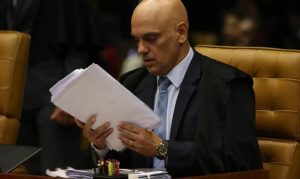 Moraes impõe tornozeleira e restrições a Bolsonaro por risco de